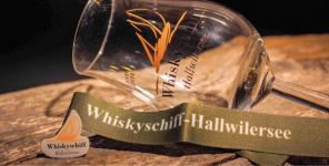 WHISKYSCHIFF HALLWILERSEE Als fixer Stern in der Whiskyszene etabliert, erfreuen sich die Besucher neben der umfangreichen Degustation auch kulinarischen und anderen Highligts am und auf dem Wasser!